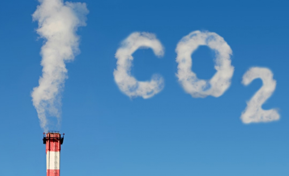 La scritta CO2 con il fumo delle ciminiere.