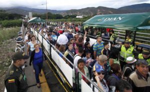 Colombia no pedirá pasaporte a las personas que crucen la frontera 