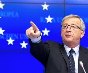 Il del presidente della Commissione Ue Jean-Claude Juncker indicando con il dito un giornalista durante la conferenza stampa.