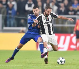 Juventus' Gonzalo Higuain (R) and Lyon's Rachid Ghezzal in action during the UEFA Champions League group H soccer match Juventus FC vs Olympique Lyon at the Juventus Stadium in Turin, Italy, 02 November 2016. ANSA/ALESSANDRO DI MARCO