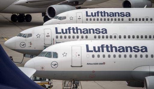 Aerei della Lufthansa fermi in posta nell'aeroporto di Francoforte.