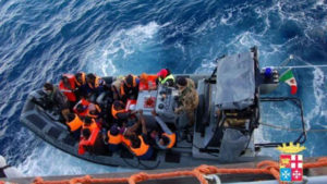Migranti: gommone affonda con mare forza 4, 12 morti 