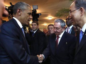 La storica stretta di mano tra Obama e Raul Castro.