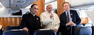 IT01 ROMA (ITALIA) 31/10/2016.- El papa Francisco (c) charla con los periodistas durante su vuelo rumbo a Suecia, hoy, 31 de octubre de 2016. EFE/ETTORE FERRARI