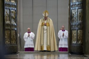 This HO picture provided by Vatican newspaper L'Osservatore Romano show Pope Francis closes the Holy Door at Saint Peter's Basilica to mark the end of the Jubilee of Mercy at the Vatican, 20 November 2016.  ANSA/OSSERVATORE ROMANO  -------------------------------------------------------------------------------------------