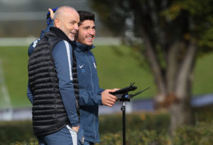 COMO, ITALY - NOVEMBER 09:  FC Internazionale Milano new coach Stefano Pioli (L) looks on during the FC Internazionale training session at the club's training ground "La Pinetina" on November 9, 2016 in Como, Italy.  (Photo by Marco Luzzani - Inter/Inter via Getty Images)