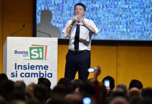 Il presidente del Consiglio Matteo Renzi durante l'incontro ''Le ragioni del Sì'' presso il Lingotto, Torino, 27 novembre 2016. ANSA/ALESSANDRO DI MARCO