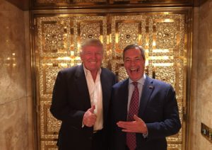 Il tycoon e Mr Brexit, l'abbraccio Trump-Farage a Ny 