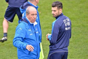 Italy's head coach Giampiero Ventura (L) and Italy's soccer player Antonio Candreva (R) during a training session at Coverciano training ground, near Florence, Italy, 11 November 2016. Italy will face Liechtenstein in an FIFA World Cup 2018 qualification match on 12 November 2016.  ANSA/MAURIZIO DEGL INNOCENTI ---------------------------------------------------------------------------------------------