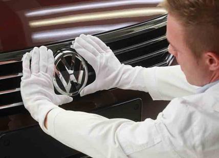 Il simbolo della Volkswagen sulla griglia anteriore dell'auto.