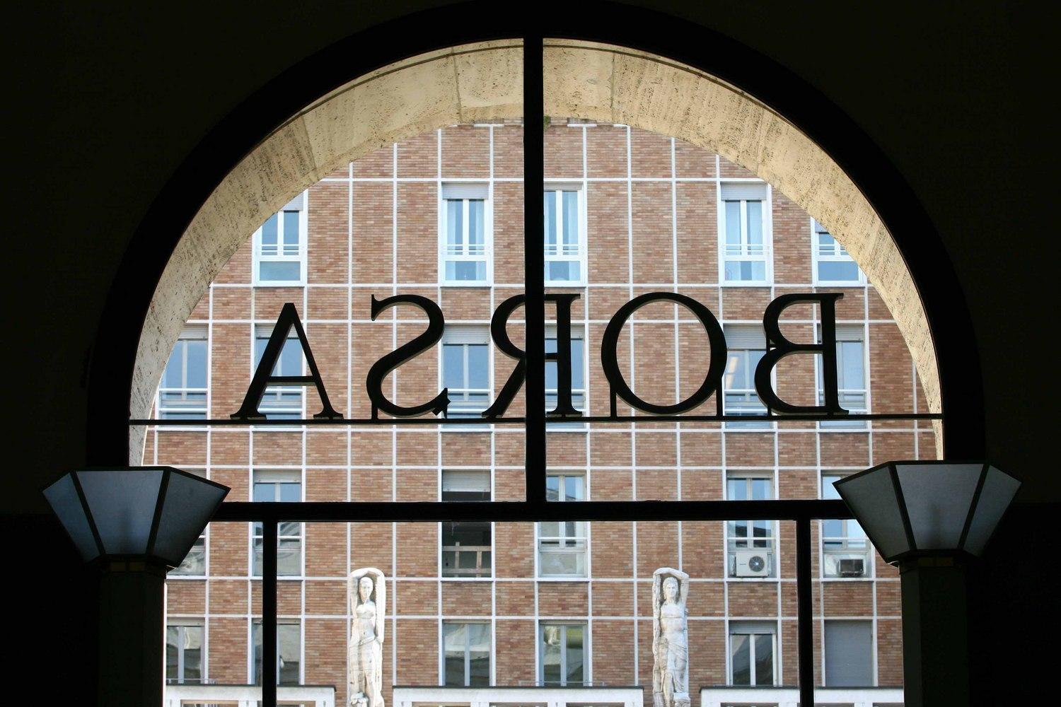 Entrata del Palazzo della Borsa di Milano vista dall'interno con la parola BORSA