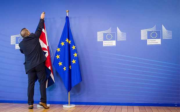 Un funzionario ammaina la bandiera inglese al Parlamento Ue. Brexit