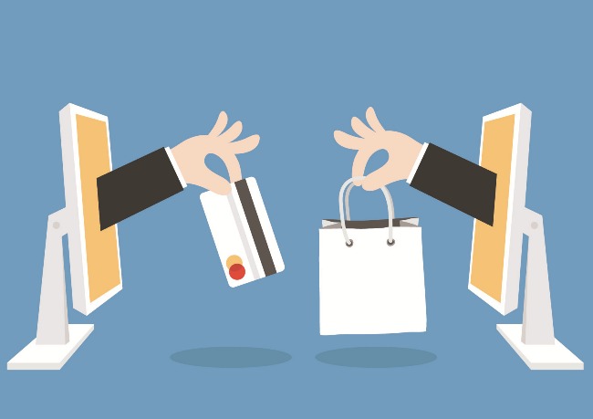 E-commerce: una mano porge la carta di credito e l'altra un pacco.