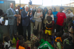 Il presidente Mattarella visita scuola in campo rifugiati