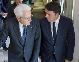 Il presidente della Repubblica Sergio Mattarella con il presidente del Consiglio Matteo Renzi ed altri membri del Governo, in occasione dell'incontro in vista del prossimo Consiglio Europeo, Roma, 14 ottobre 2016. ANSA/ UFFICIO STAMPA QUIRINALE - PAOLO GIANDOTTI   ------------------------------------------------------------------------------------------