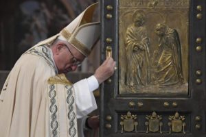 Pope Francis closes the Holy Door at Saint Peter's Basilica to mark the end of the Jubilee of Mercy at the Vatican, 20 November 2016.    ANSA/POOL AFP/TIZIANA FABI