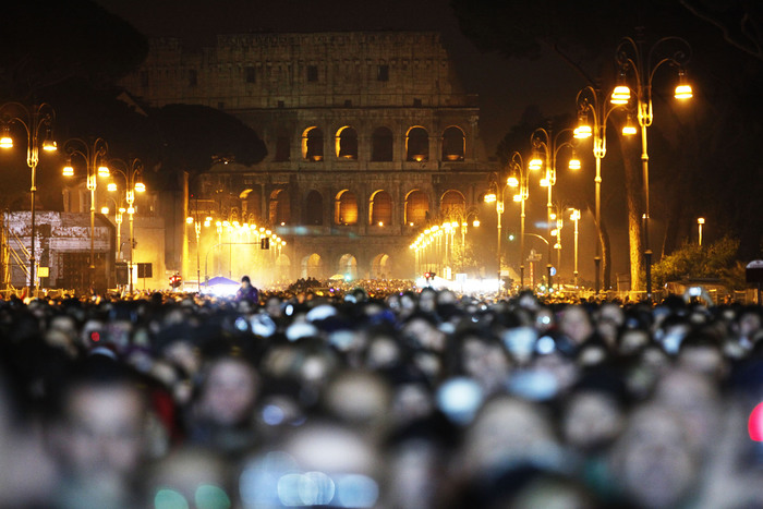 In una foto d'archivio il Capodanno 2011, festeggiato con il concerto di Claudio Baglioni in via dei Fori Imperiali a Roma.