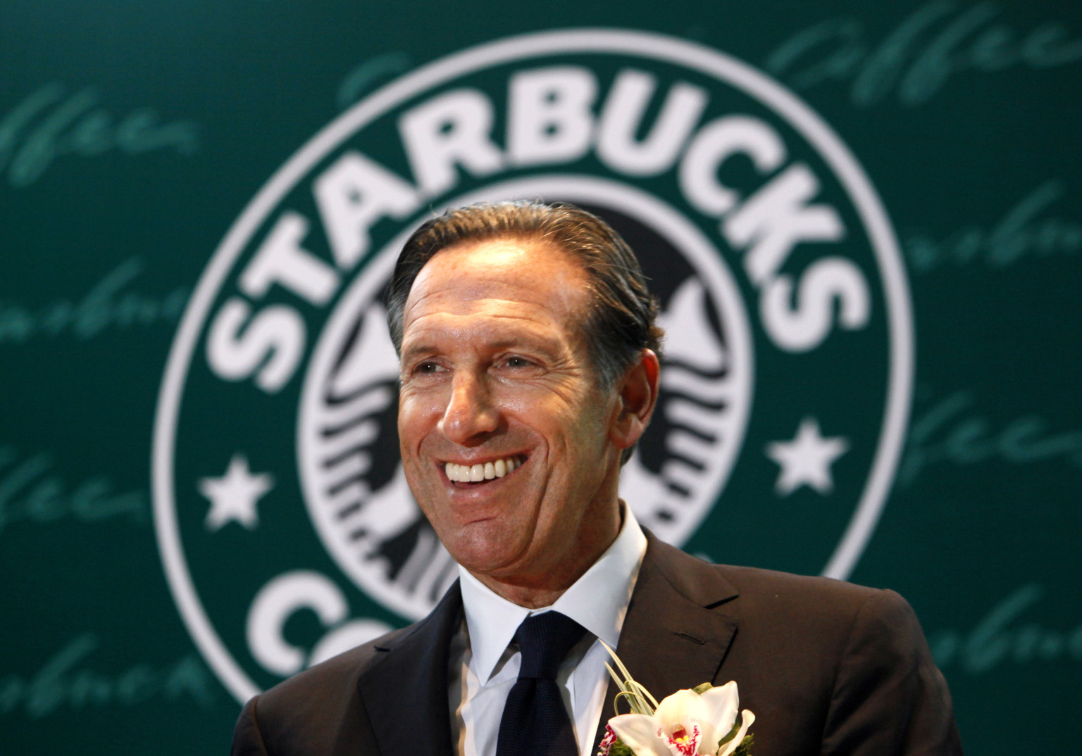 Starbucks Corp. CEO Howard Schultz durante la cerimonia di apertura di una nuova sede.