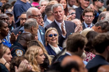 De Blasio circondato dai suoi sostenitori con Hillary Clinton.