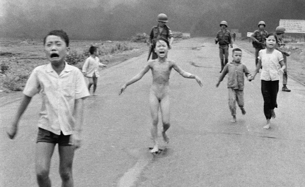 La foto simbolo della guerra del Vietnam con 'napalm girl' in fuga.