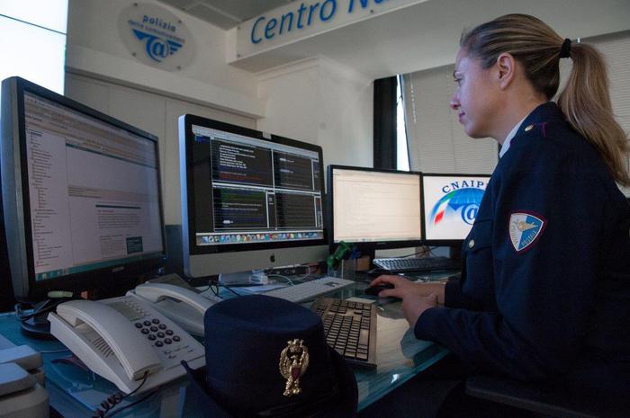 Polizia postale controlli al computer.
