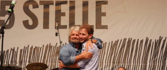 Beppe Grillo (S) e Davide Casaleggio abbracciati sul palco della festa del M5S a Palermo