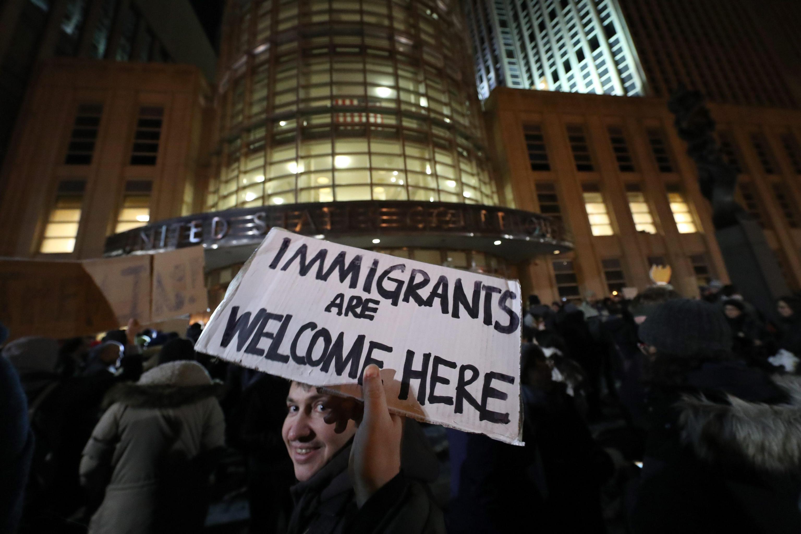 Proteste per il bando agli immigrati a New York.