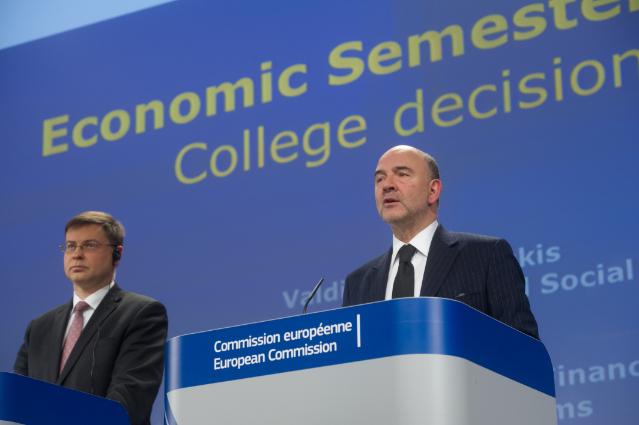 Il commissario per l'Euro, Valdis Dombrovskis e il commissario agli Affari economici, Pierre Moscovici.