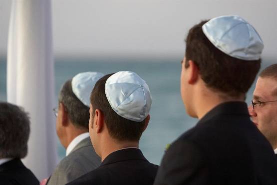 Ebrei con in testa il tipico kippah.