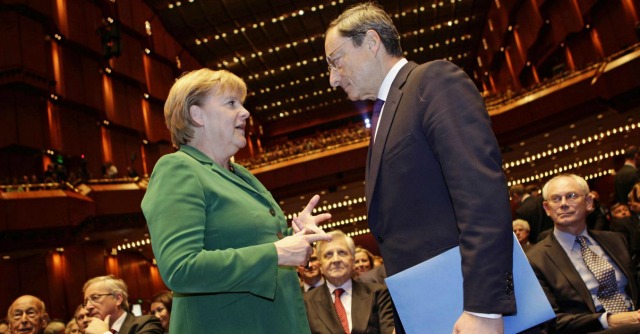 Angela Merkel, parla con Mario Draghi in un'immagine d'archivio.