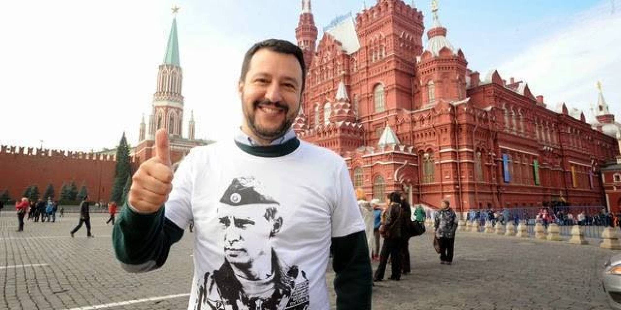 Matteo Salvini nella Piazza Rossa con indosso una maglietta con la faccia di Putin
