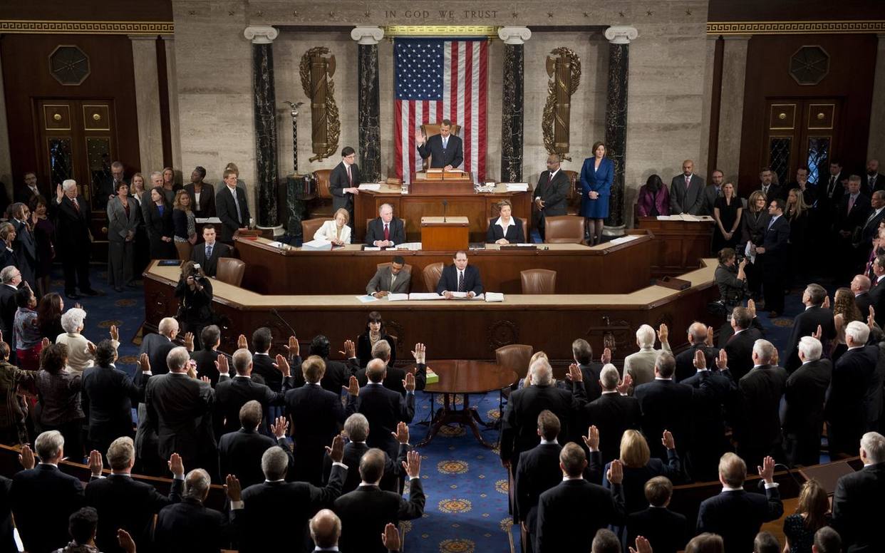 Una foto del Senato americano, la maggioranza dei senatori con il braccio alzato in segno di approvazione