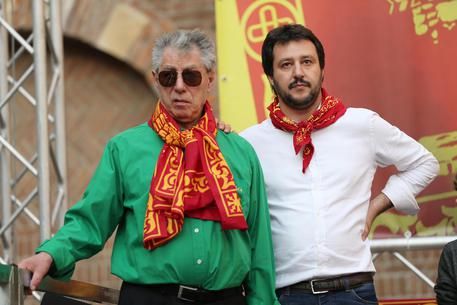 Lega: Umberto Bossi e Matteo Salvini durante la manifestazione di solidarietà per gli indipendentisti arrestati a Verona, in una immagine del 06 aprile 2014.