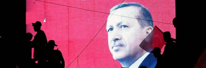 Una gigantografia inneggiando a Erdogan