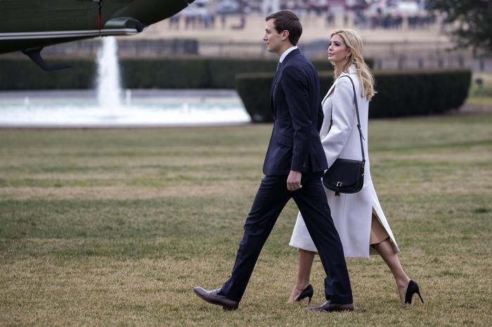 Ivanka Trump e il marito Jared Kushner a passegio.g