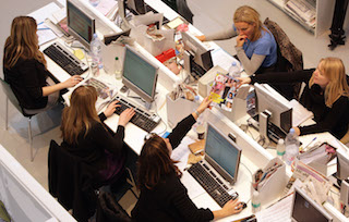 Donne lavorando di fronte a un computer. Occupazione