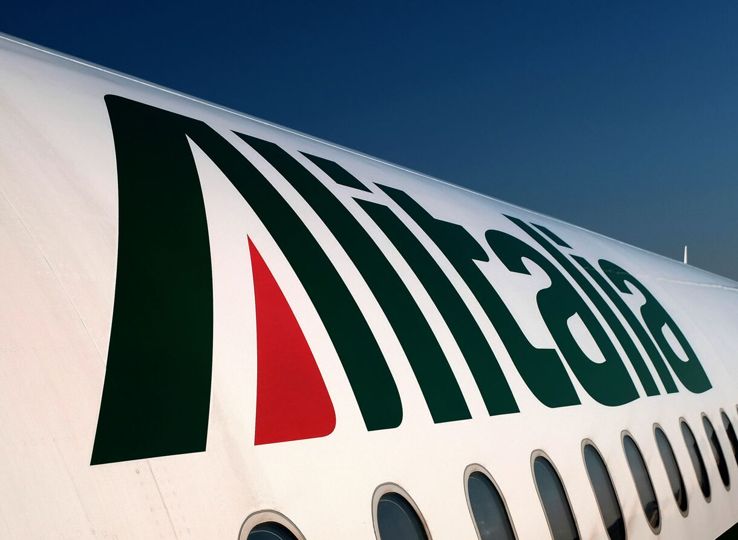 Aereo dell'Alitalia in primo piano.
