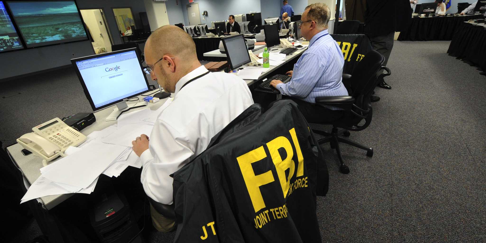 Agenti dell'Fbi effettuano ricerche al computer.