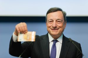 Il presidente della Bce, Mario Draghi, presenta la nuova banconota da 50 Euro.