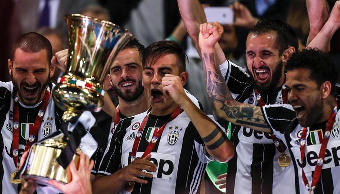 I giocatori della Juventus festeggiano la 12esima Coppa Italia.