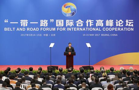 Il presidente cinese Xi Jinping (C) parla all'apertura del Belt and Road Forum in Beijing