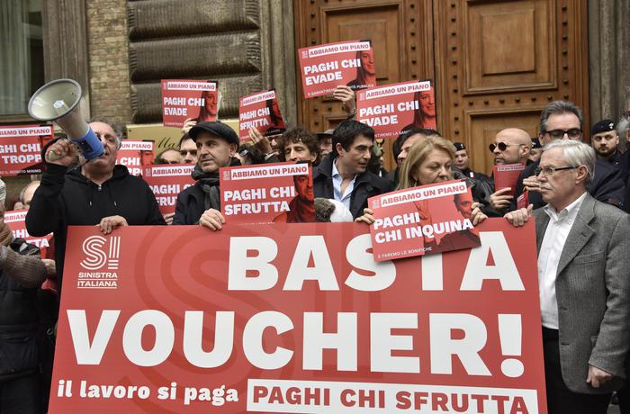 Sit-in di Sinistra italiana contro i voucher nel 2017.