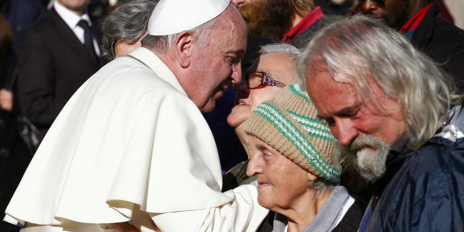 Papa Francesco con un gruppo di poveri in Vaticano.