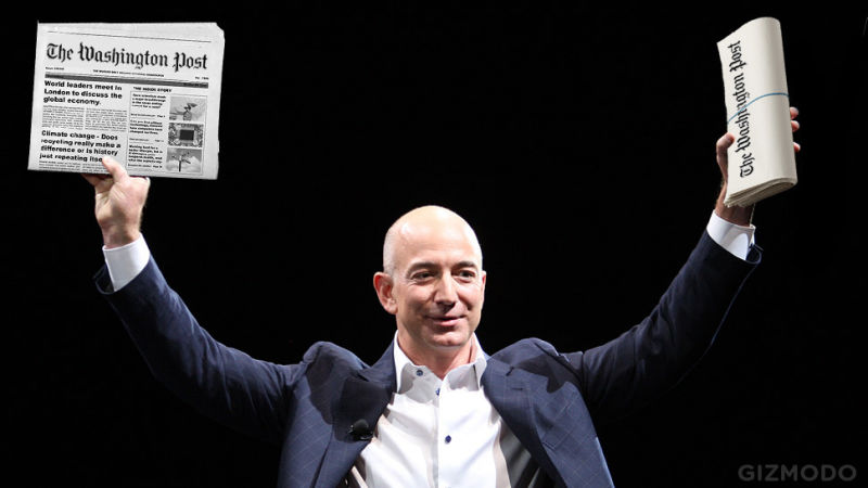 Jeff Bezos con le braccia alzate ed una copia del Washington Post in mano