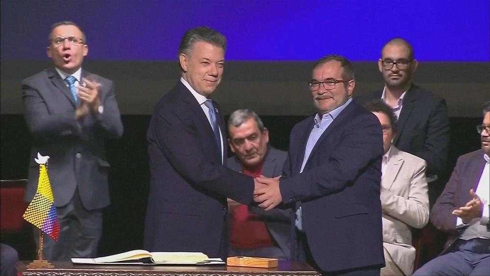 L' ex presidente colombiano Juan Manuel Santos e il leader delle Farc, Rodrigo Londono "Timochenko".