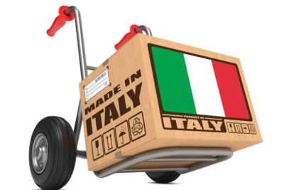 Una cassa su un carrello con la scritta Made in Italy e bandiera italiana