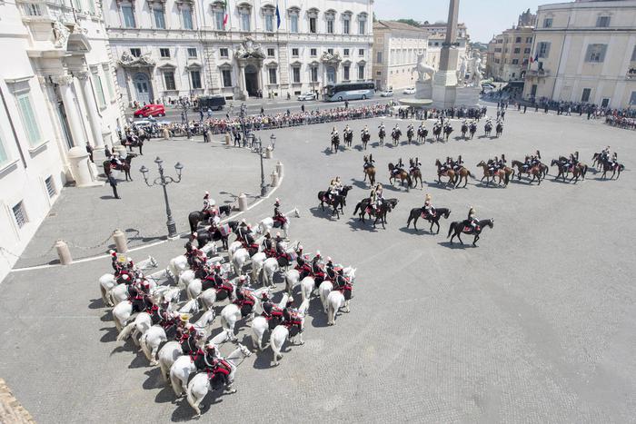 Un momento del cambio della Guardia solenne con lo schieramento e lo sfilamento del Reggimento Corazzieri e della Fanfara del IV Reggimento Carabinieri a cavallo, 1 giugno 2017.