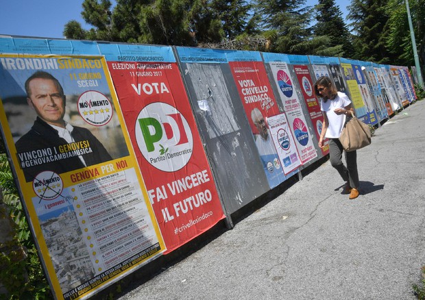 Elezioni comunali, cartelloni con pubblicità elettorale.