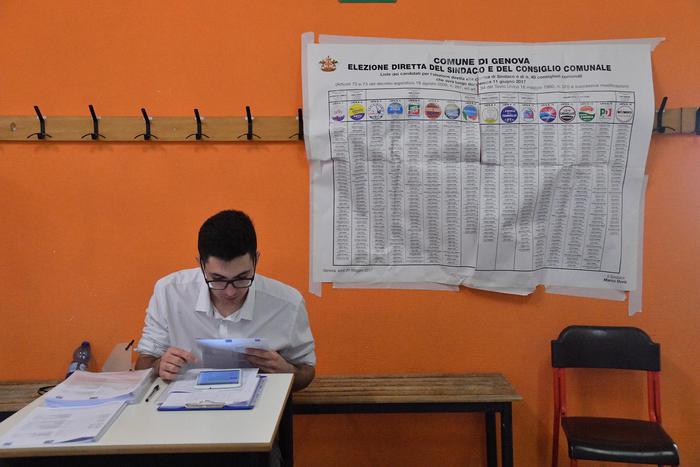 Un momento dello spoglio in un seggio elettorale in una foto d'archivio