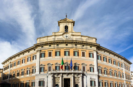 La facciata di Montecitorio, sede del Parlamento italiano.
